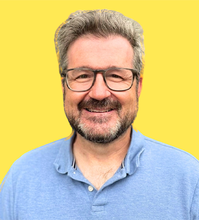 Man with glasses smiling, presenter at Smart Marketer LIVE 2026 marketing conference