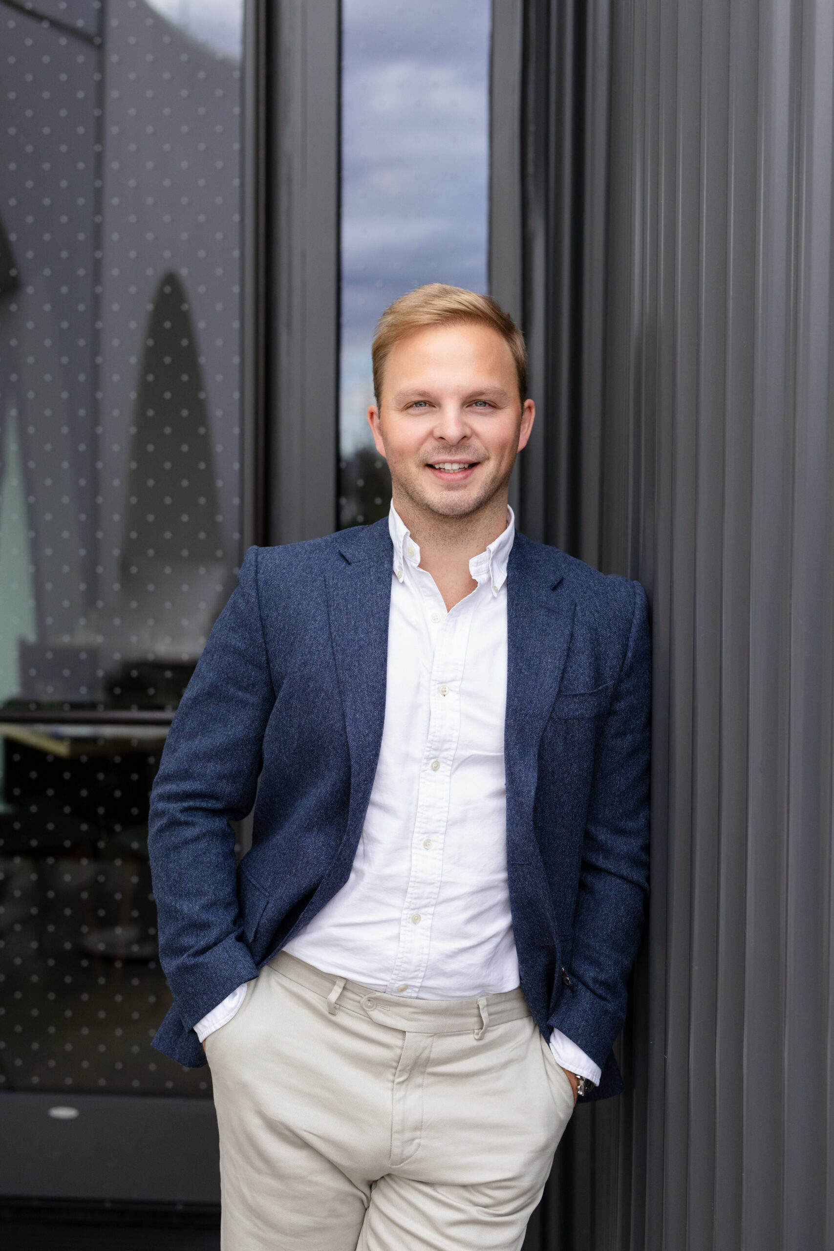 AppLovin Masterclass speaker, a smiling man in a blue blazer and tan pants.